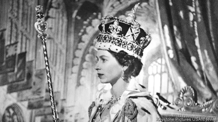 elizabeth-ii-by-no-means-laid-down-the-heavy-weight-of-the-crown