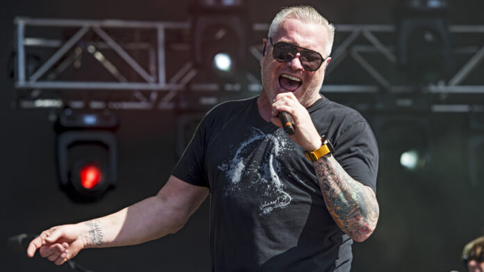 steve-harwell,-the-previous-lead-singer-of-smash-mouth,-has-died-at-56