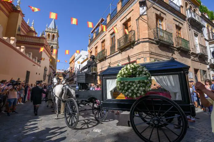 el-cortejo-funebre-de-maria-jimenez-por-las-calles-de-sevilla,-en-imagenes