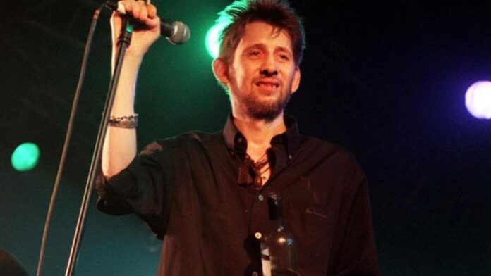 e-morto-shane-macgowan,-i-pogues-perdono-la-loro-anima.-“in-paradiso-ci-sono-alcol,-sigarette-e-canzoni-irlandesi”