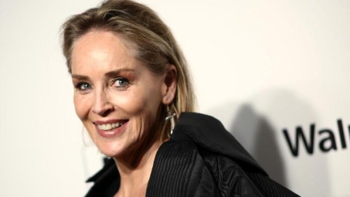 la-confessione-di-sharon-stone:-“sono-su-tinder-col-mio-vero-nome.-ma-non-cerco-sesso,-solo-amore”