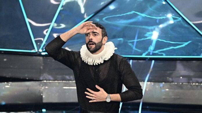 marco-mengoni-famous-person-a-sanremo:-dai-‘preserbacini’-alle-imitazioni,-e-nato-lo-showman-del-futuro