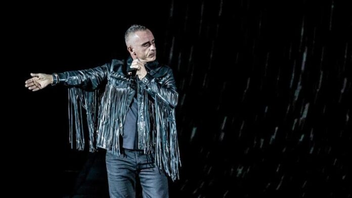 eros-ramazzotti-a-sanremo,-i-40-anni-di-‘terra-promessa’.-“milioni-di-bambini-in-zone-di-conflitto:-basta-sangue,-basta-guerre”