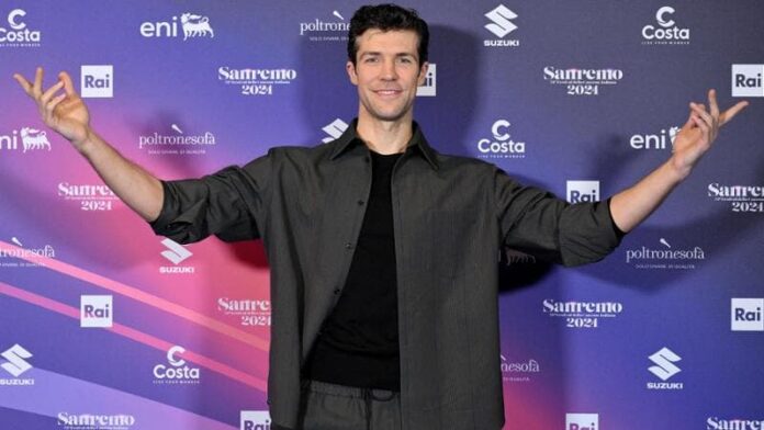 roberto-bolle-ospite-dell’ultima-serata-di-sanremo:-a-sanremo:-“non-ho-dormito,-ieri-sera-ero-al-royal-ballet,-ma-qui-non-potevo-mancare”.-fiorello:-“porti-le-sneaker?”