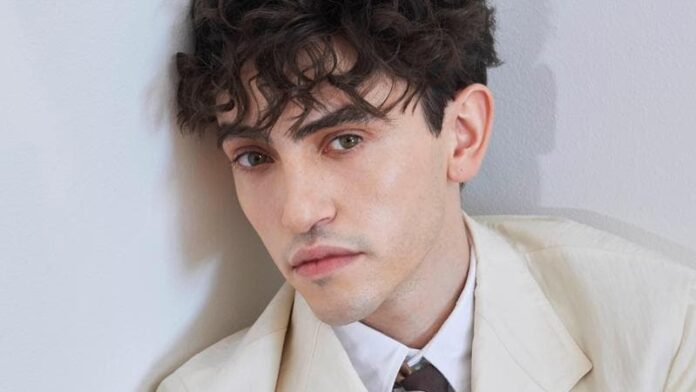 michele-bravi-tra-‘amici’-e-il-nuovo-disco:-“dentro-di-me-c’e-un-poeta-e-anche-una-pornostar.-la-fragilita-non-va-nascosta-ma-e-importante-farsi-aiutare”