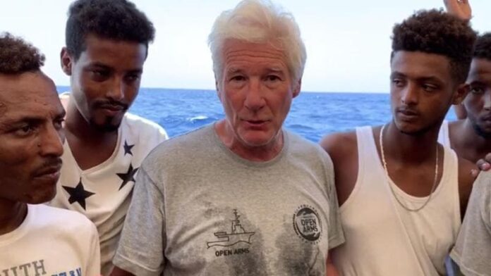 richard-gere-coi-migranti-“in-un-paese-cattolico-come-il-vostro-e-inconcepibile-una-destra-che-non-vuole-salvare”.-la-duplicate-di-salvini:-“ossessionato-dal-razzismo”