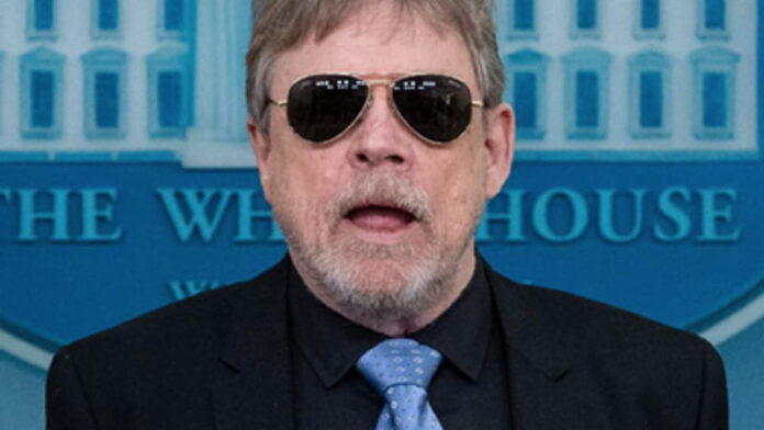 luke-skywalker-entra-nella-casa-bianca-e-si-mette-i-ray-ban-del-presidente.-mark-hamill:-“l’ho-ribattezzato-joe-b-wan-kenobi”