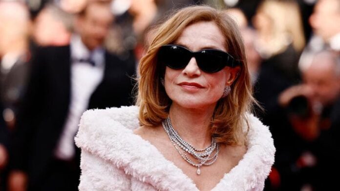 isabelle-huppert-a-cannes:-“porto-in-scena-l’utopia-femminile.-una-vita-senza-la-recitazione?-non-ho-abbastanza-immaginazione”