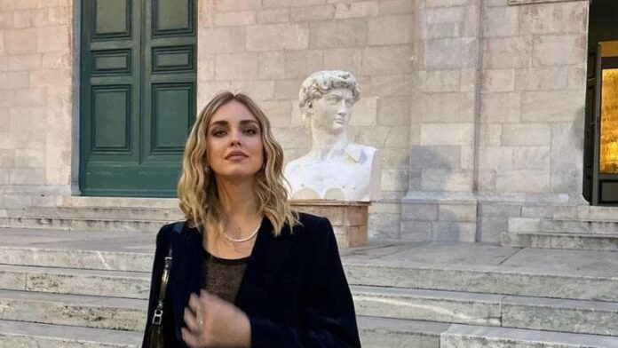 chiara-ferragni-‘sparla’-al-telefono-di-fedez:-qualcuno-la-sente-e-lo-racconta