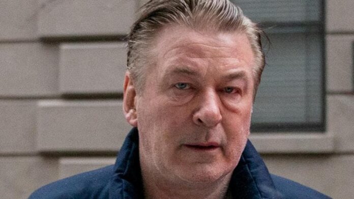 alec-baldwin,-al-through-il-processo-in-new-mexico-per-‘rust’.-l’attore-rischia-18-mesi-di-carcere