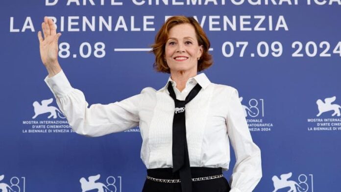 sigourney-weaver:-“nella-mia-ripley-ci-sono-tutte-le-donne-che-lavorano-sodo,-come-kamala-harris.-il-leone-d’oro-e-un-onore,-rappresenta-l’arte-italiana”