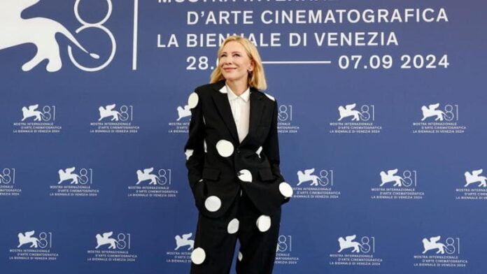 cate-blanchett-torna-in-television-con-una-serie-di-alfonso-cuaron.-e-scherza:-“stasera-sul-pink-carpet-a-venezia-ci-vado-direttamente-nuda”