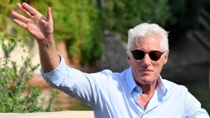 richard-gere,-a-75-anni-scherza-alla-mostra:-“‘fairly-girl’?-con-julia-non-c’period-chimica.-vi-racconto-come-e-nata-la-scena-del-pianoforte”