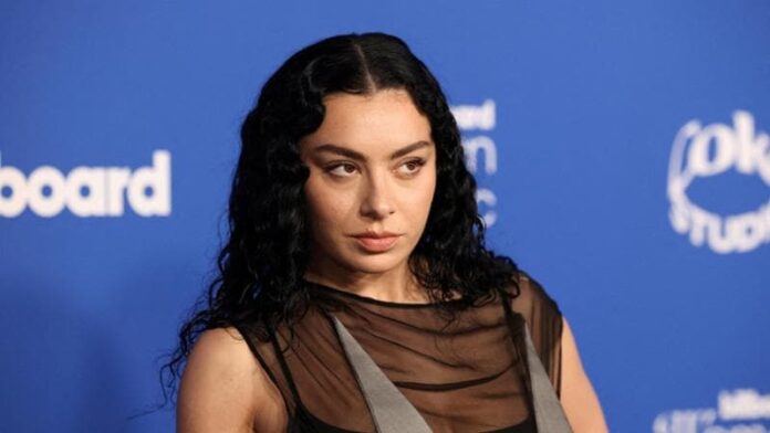 charli-xcx-flirta-di-nuovo-con-il-cinema,-recitera-nel-movie-‘i-need-your-intercourse’