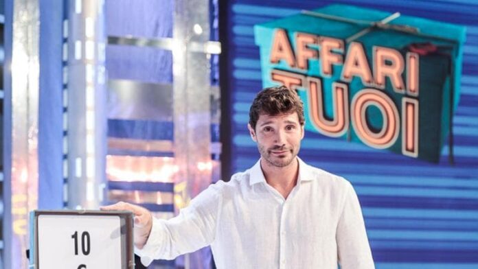 ‘affari-tuoi’,-il-debutto-di-stefano-de-martino:-il-guascone-diventa-conduttore-impostato