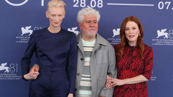 almodovar-a-venezia-81:-“il-mio-movie-dalla-parte-dell’eutanasia,-dobbiamo-essere-padroni-della-nostra-esistenza”