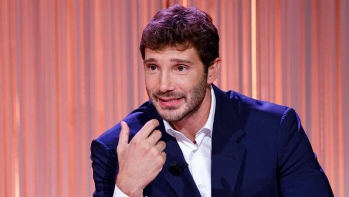 stefano-de-martino:-“mio-figlio-sta-crescendo-e-ha-sempre-piu-bisogno-di-me,-per-vederlo-faccio-i-doppi-turni-in-rai”